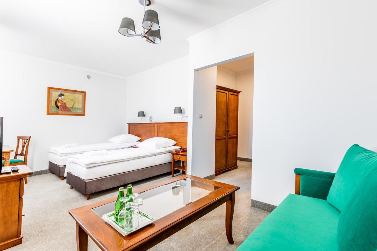 Hotel Pod Zlota Roza Kielce Bagian luar foto