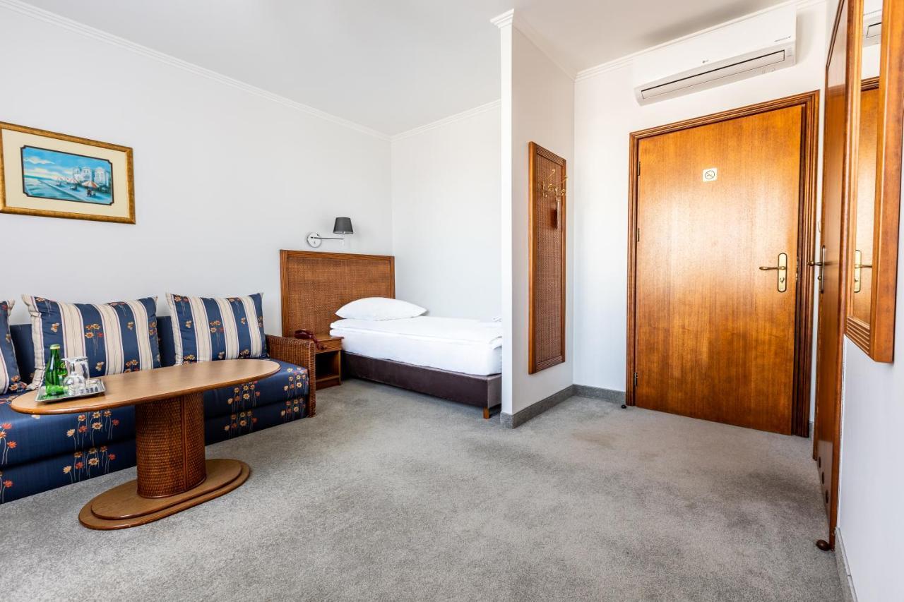Hotel Pod Zlota Roza Kielce Bagian luar foto
