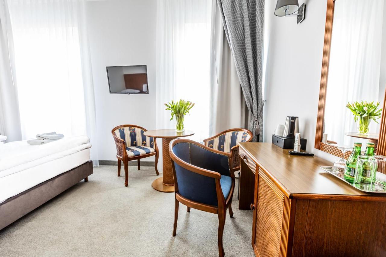 Hotel Pod Zlota Roza Kielce Bagian luar foto