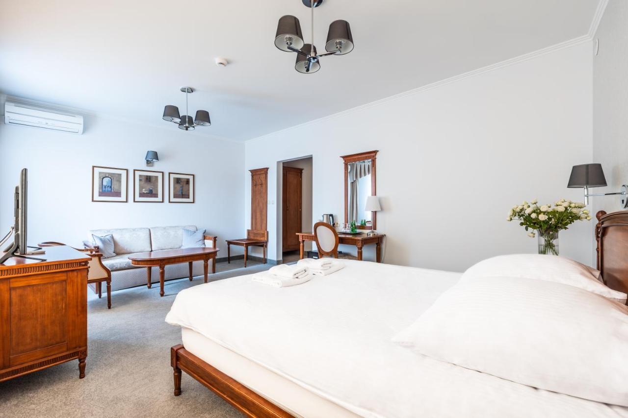 Hotel Pod Zlota Roza Kielce Bagian luar foto