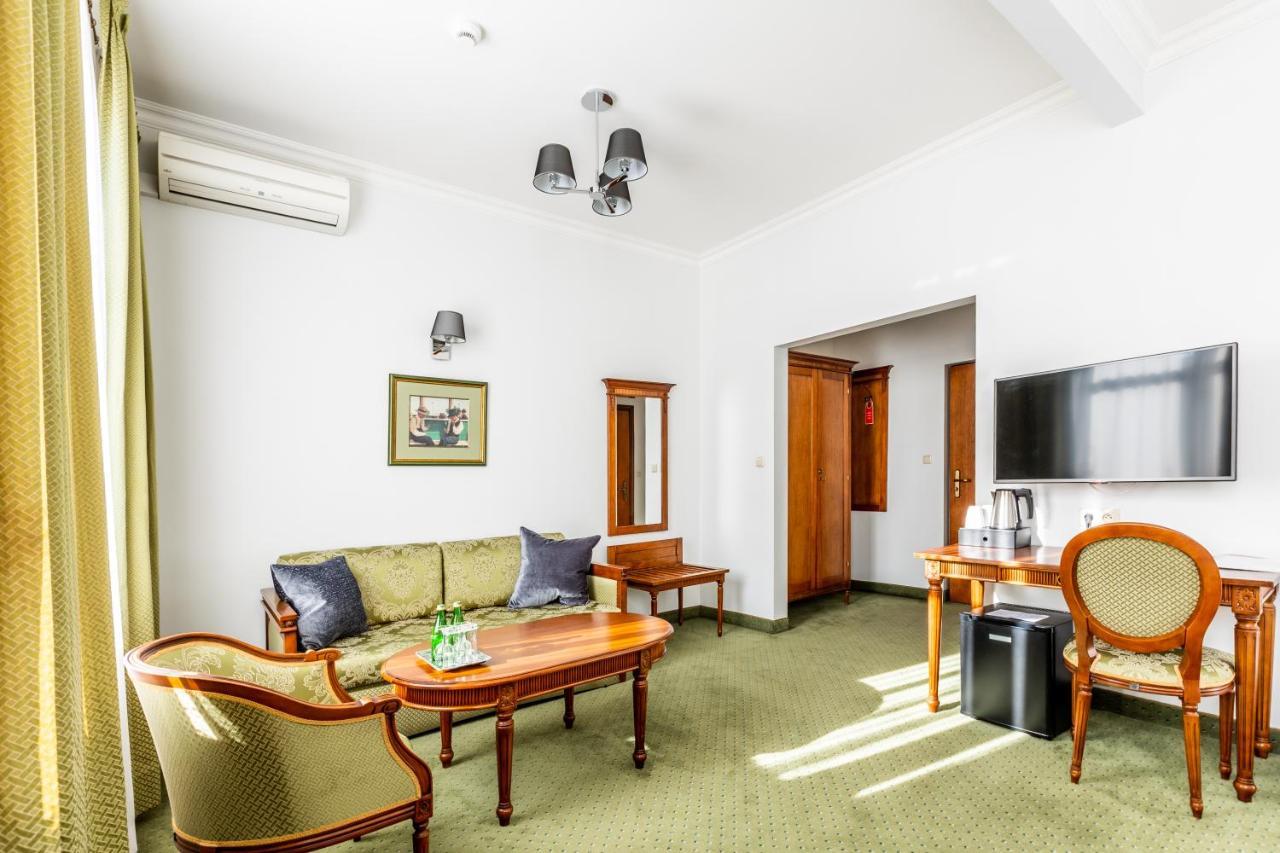 Hotel Pod Zlota Roza Kielce Bagian luar foto