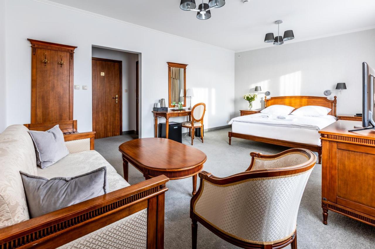 Hotel Pod Zlota Roza Kielce Bagian luar foto